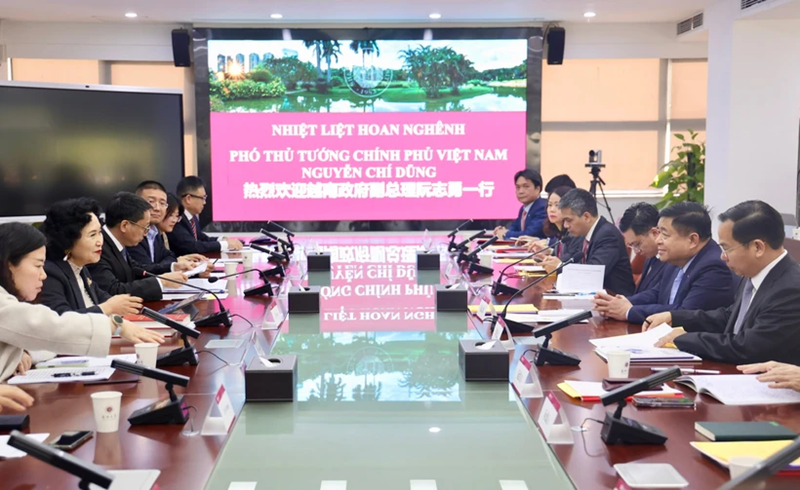 La séance de travail entre le vice-Premier ministre Nguyen Chi Dung et les responsables de la ville de Shenzhen. Photo: VNA.