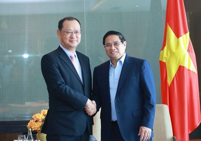 Le Premier ministre Pham Minh Chinh (droite) rencontre le dirigeant de la Société à responsabilité limitée Hyosung Vina. Photo: VNA.