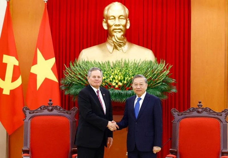 Le secrétaire général du Parti, Tô Lâm (droite), et le sénateur américain Steven David Daines. Photo: VNA.