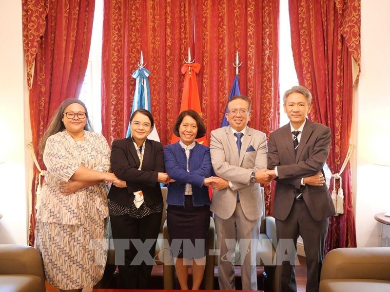 L'ambassadrice du Vietnam en Argentine Ngô Minh Nguyêt (centre) et les ambassadeurs d'Indonésie, des Philippines et de Thaïlande. Photo: VNA.