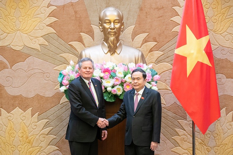 La rencontre entre le président de l'Assemblée nationale Tran Thanh Man (droite) et le sénateur américain Steven David Daines. Photo : Quochoi.