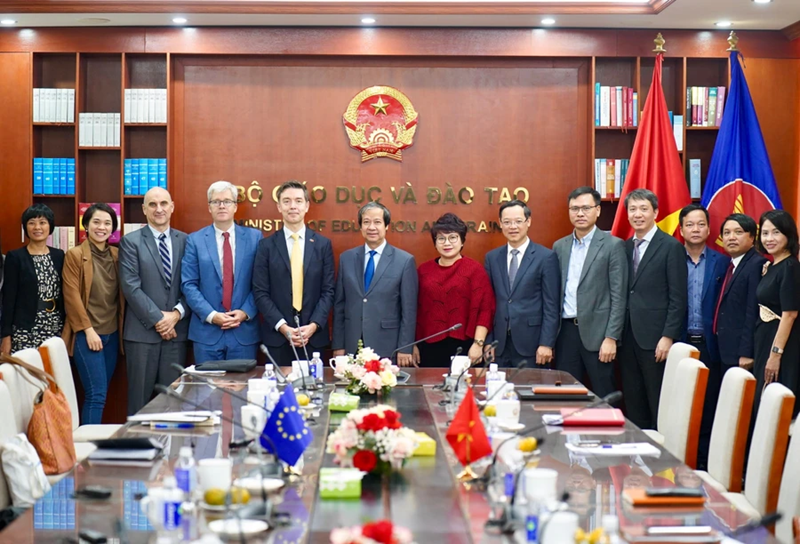 Le ministre Nguyen Kim Sơn, l'ambassadeur Julien Guerrier et les représentants du ministère de l'Éducation et de la Formation ainsi que de la délégation de l'UE au Vietnam. Photo : Giaoducthoidai.