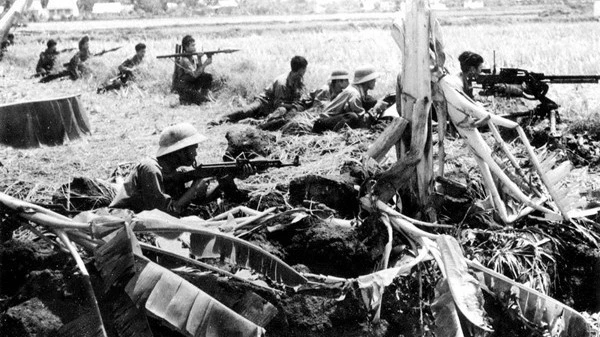 Photo illustrant : la Division 5 repousse l'ennemi sur la route nationale 4, Ben Luc - Long An, ouvrant la voie à notre Armée pour libérer Saïgon, le 29 avril 1975. Photo : Archives/VNA.