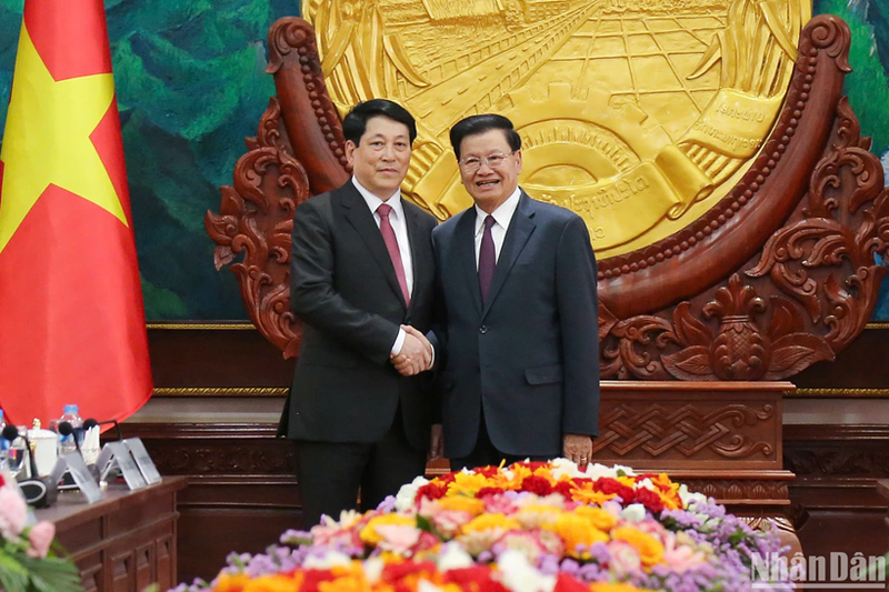 Le président vietnamien Luong Cuong (gauche) et le secrétaire général du Parti populaire révolutionnaire du Laos et président lao, Thongloun Sisoulith. Photo : NDEL.