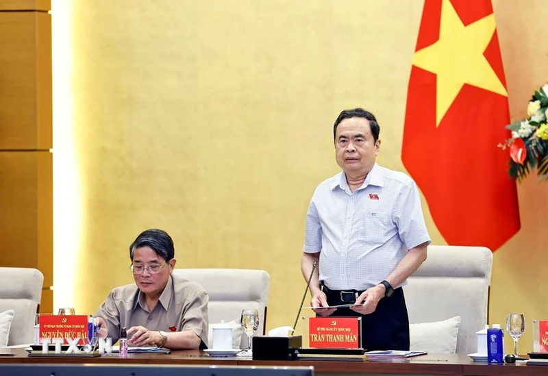 Le président de l’Assemblée nationale vietnamienne Trân Thanh Mân (debout) s’exprime lors de la conférence, à Hanoï, le 4 mai 2025. Photo : VNA.
