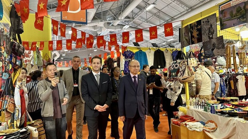 L'ambassadeur du Vietnam en France, Dinh Toàn Thang (droite), et le directeur de la Foire de Paris, Steven Abajoli, visitent les stands du Pavillon Vietnam. Photo : CVN.