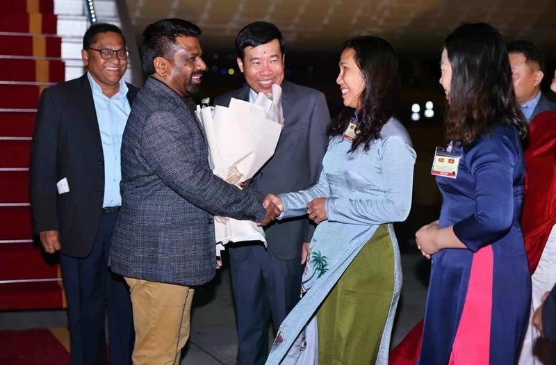 Le président sri-lankais Anura Kumara Dissanayaka (deuxième à partir de la gauche) à sa descente d’avion à l’aéroport international de Nôi Bai, à Hanoï, le 4 mai. Photo : VNA.