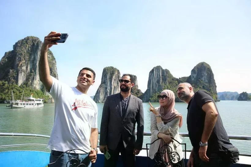 Touristes halal dans la baie de Ha Long. Photo : Portail de la province de Quang Ninh.