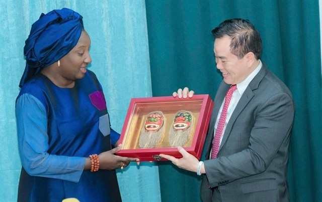 Pham Quang Long, chef de la délégation vietnamienne de vovinam et président de l’Institut des sciences de la formation aux arts martiaux vietnamiens, rencontre la ministre Khady Diene Gaye et lui remet des cadeaux. Photo : Baovanhoa.