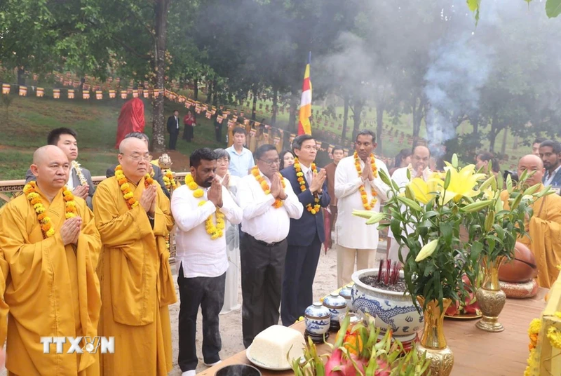 Le président sri-lankais Anura Kumara Dissanayaka (3e à partir de la gauche), lors de sa visite de la pagode de Bai Dinh, dans le district de Gia Viên, province de Ninh Binh (Nord), dimanche 4 mai. Photo : VNA.
