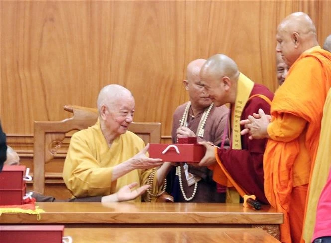 Le grand vénérable Thich Tri Quang, patriarche suprême du Conseil de patronage de la Sangha bouddhiste du Vietnam offre des cadeaux aux chefs des délégations bouddhistes internationales participant à la Journée Vesak 2025 des Nations Unies. Photo : VNA.