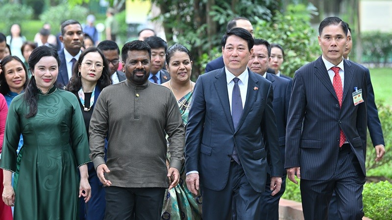Le président vietnamien Luong Cuong et son homologue sri-lankais Anura Kumara Dissanayaka visitent le site des reliques du Président Hô Chi Minh à Hanoï. Photo : NDEL.