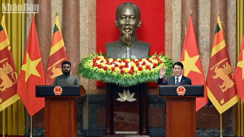 Le président vietnamien Luong Cuong et son homologue sri-lankais Anura Kumara Dissanayaka lors de la rencontre avec la presse. Photo : NDEL.