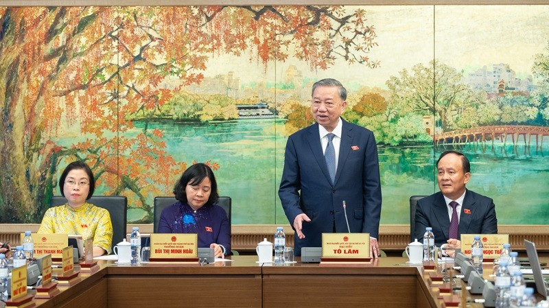 Le secrétaire général du Parti communiste du Vietnam, Tô Lâm (debout), prend la parole lors des débats en groupes. Photo : Quochoi.