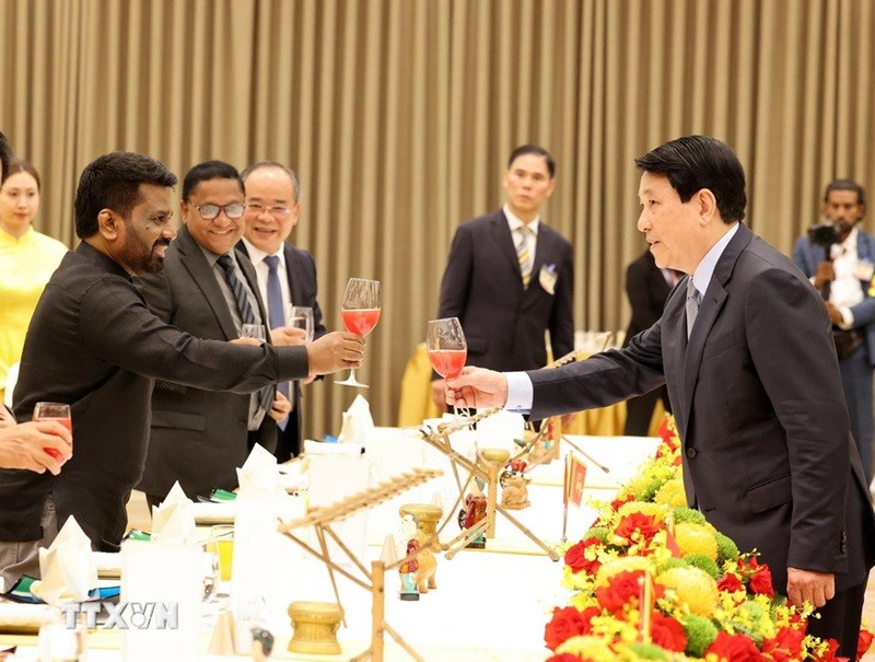 Le président Luong Cuong (droite) offre un banquet en l'honneur du président sri-lankais. Photo : VNA.