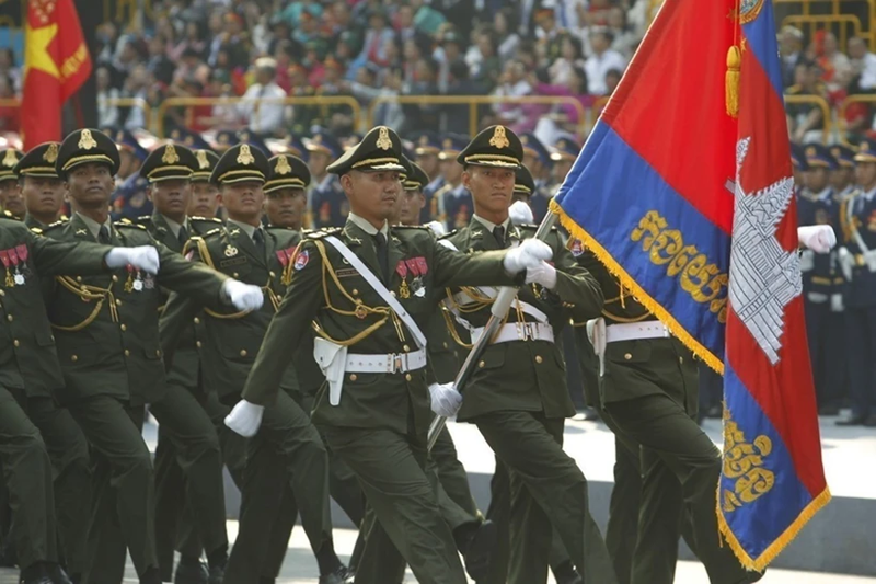 Des troupes cambodgiennes au défilé commémorant le 50e anniversaire de la réunification du Vietnam. Photo: VNA.