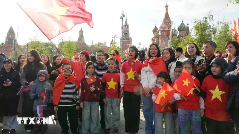 Les Viêt Kiêu en Russie se sont rassemblés à Moscou pour accueillir la délégation militaire vietnamienne. Photo : VNA.