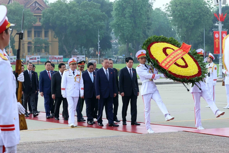 Des dirigeants rendent hommage au Président Hô Chi Minh. Photo : VNA.