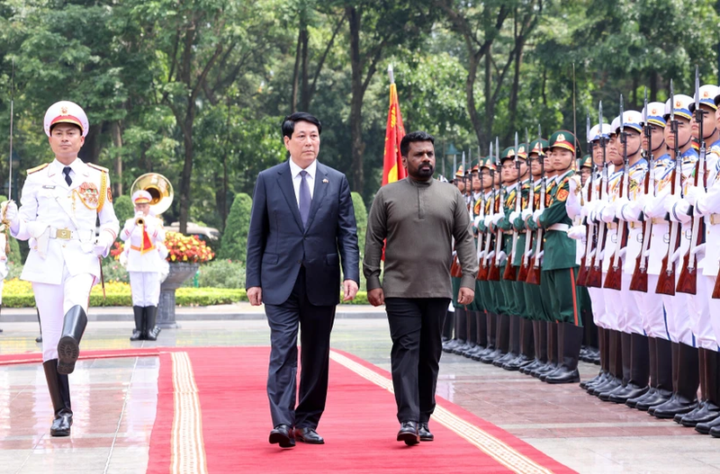 Le président de la République, Luong Cuong (gauche), et le président sri-lankais, Anura Kumara Dissanayaka, lors de la cérémonie. Photo : VNA.
