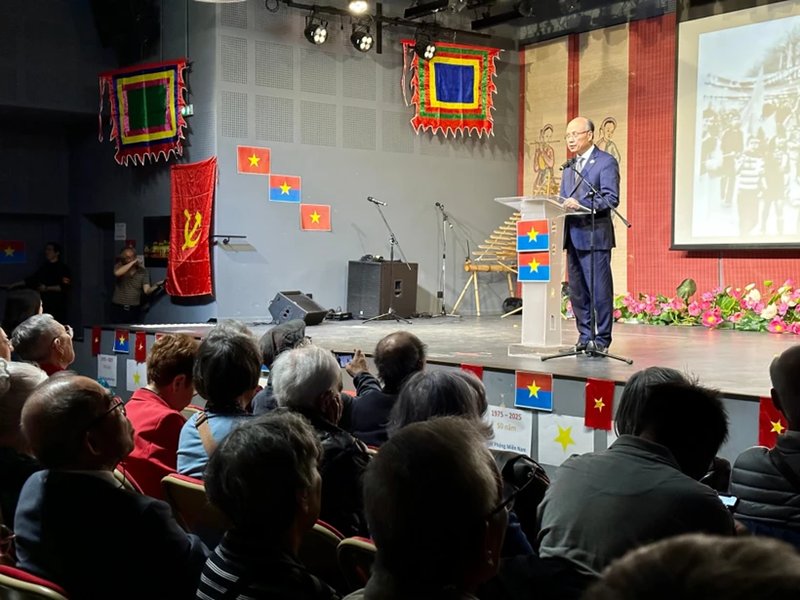 L'ambassadeur du Vietnam en France, Dinh Toan Thang à la cérémonie à Paris commémorant le 50e anniversaire de la libération du Sud et de la réunification nationale. Photo : VNA.
