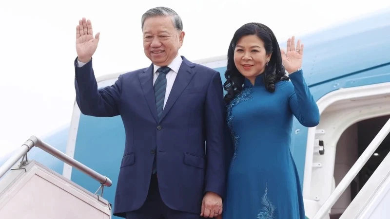 Le secrétaire général du Parti communiste du Vietnam, Tô Lâm, et son épouse. Photo : VNA.