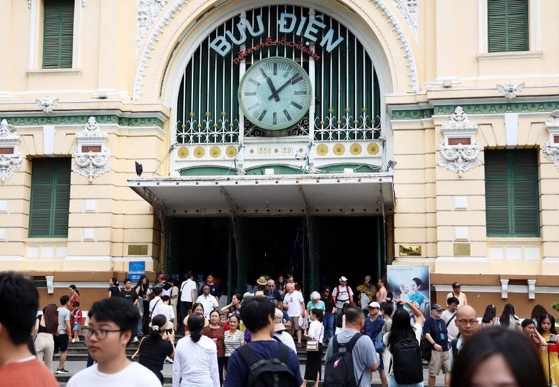 Devant la Poste centrale de Hô Chi Minh-Ville. Photo : VNA.