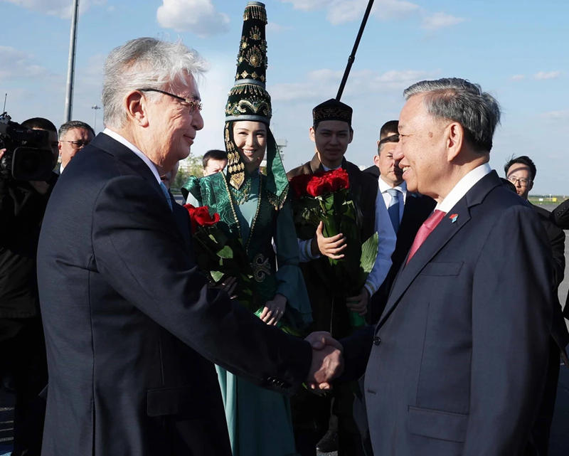 Le président hôte Kassym-Jomart Tokayev (gauche) accueille le secrétaire général du Parti communiste du Vietnam, Tô Lâm à l'aéroport d'Astana. Photo : VNA.