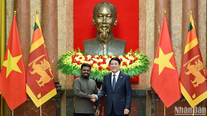 Le président vietnamien Luong Cuong (droite) et le président sri-lankais Anura Kumara Dissanayaka. Photo : NDEL.