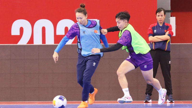 Les membres de l’équipe féminine de futsal du Vietnam s’entraînent avec ardeur en vue du match d’ouverture. Photo : VFF.