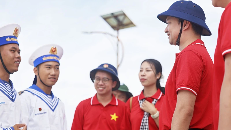 La délégation “Jeunesse pour la mer et les îles de la Patrie” du Comité central de l'Union des jeunes communistes Ho Chi Minh rend visite aux soldats de Truong Sa. Photo : NDEL.