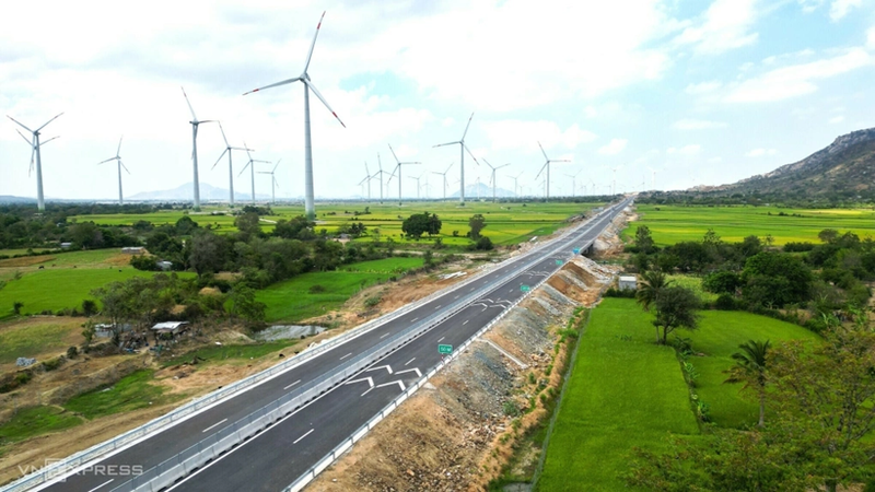 Parc éolien le long de l'autoroute Cam Lam - Vinh Hao, dans le district de Thuan Bac, province de Ninh Thuan (au Centre du Vietnam). Photo : VnExpress.