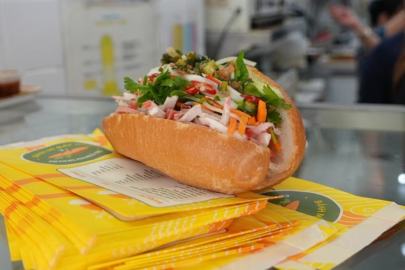 Les Australiens sont devenus passionnés par le bánh mì, ce sandwich vietnamien qui séduit par son prix abordable et sa praticité, idéal pour un déjeuner sur le pouce. Photo : Isabella Michie/ABC Radio National.