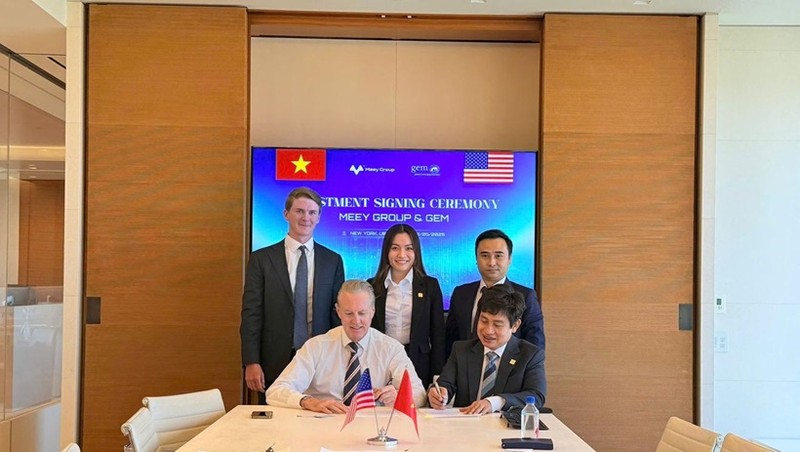 Chris F. Brown, directeur de GEM (en chemise blanche) et Hoang Mai Chung, président du Conseil d’administration de Meey Group lors de la cérémonie de signature de l’accord de coopération. Photo : Thanhtra.