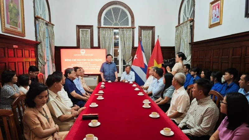Le camarade Nguyen Xuan Thang (debout, au centre) rencontre le personnel de l’ambassade du Vietnam et la communauté vietnamienne à Cuba. Photo : L’ambassade du Vietnam à Cuba.