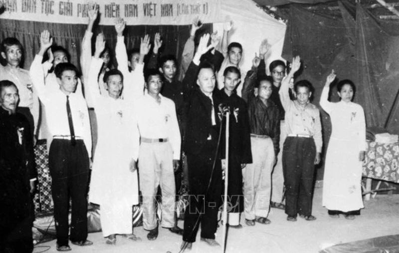 Les membres du Comité central du Front national de libération du Sud prêtent serment lors de la cérémonie de fondation du Front. Photo : VNA.