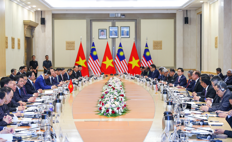 Lors de l'entretien entre le Premier ministre vietnamien Pham Minh Chinh et le Premier ministre malaisien Anwar Ibrahim, le 25 mai à Kuala Lumpur, en Malaisie. Photo : VGP.