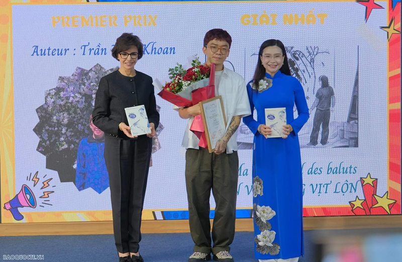 Le premier prix est décerné à Tran Khac Khoan pour son œuvre « Bai van ve trung vit lon ». Photo : Baoquocte.