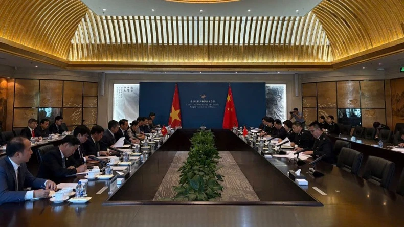 Lors de l'entretien entre le ministère vietnamien de l’Agriculture et de l’Environnement et l’Administration générale des douanes de Chine. Photo : NDEL.