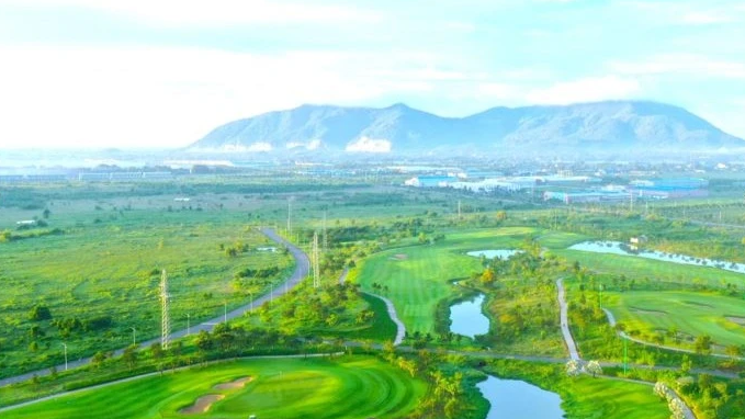 Zone industrielle urbaine et Parcours de golf de Chau Duc – le plus grand projet actuellement développé par Sonadezi. Photo : NDEL.