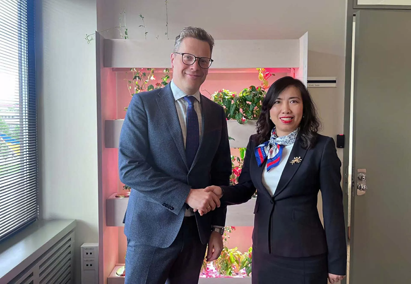 La vice-ministre vietnamienne des Affaires étrangères, Le Thi Thu Hang et le secrétaire d'État du ministère estonien des Affaires étrangères, Martin Roger. Photo : Baoquocte.