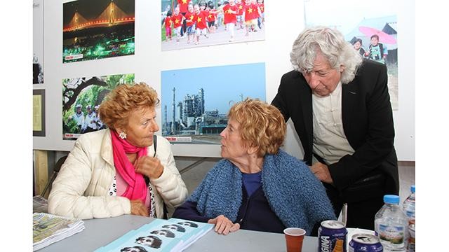 Hélène Luc a rencontré Raymonde Dien dans le stand du journal Nhân Dân à la fête de l'Humanité, le 12 septembre 2015. Photo : Khai Hoan