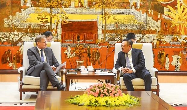 Le président du Comité populaire de Hanoï, Trân Sy Thanh (à droite), et l'ambassadeur du Danemark, Nicolai Prytz. Photo : hanoimoi.com.vn
