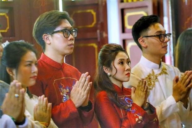 Des jeunes couples au Temple de Ba Kiêu. Photo : VNA