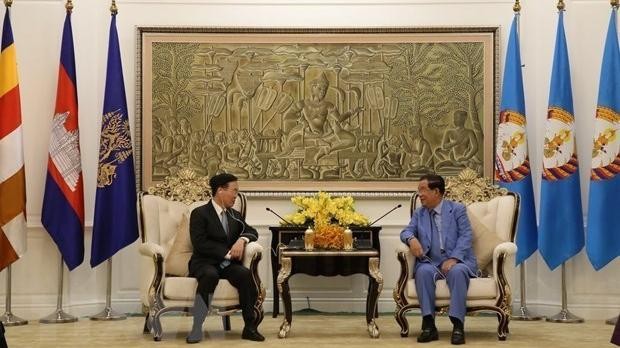 Le Premier ministre Samdech Techo Hun Sen (à droite) reçoit le permanent du Secrétariat du PCV Vo Van Thuong. Photo : VNA