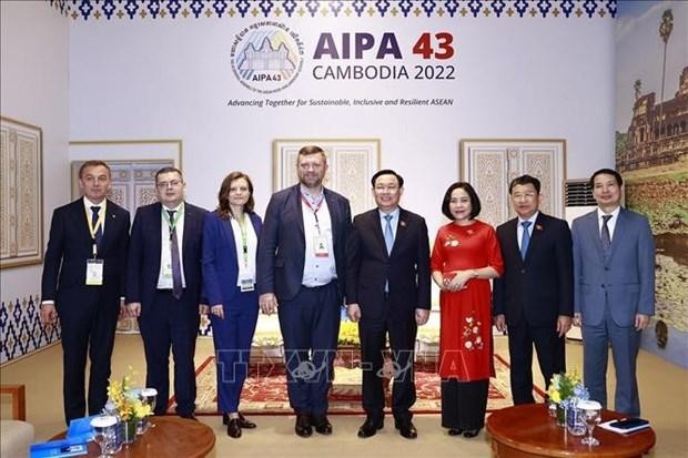 Le Président de l'Assemblée nationale du Vietnam, Vuong Dinh Huê, le Vice-Président de l’AN ukrainien Oleksandr Korniyenko et des délégués. Photo : VNA