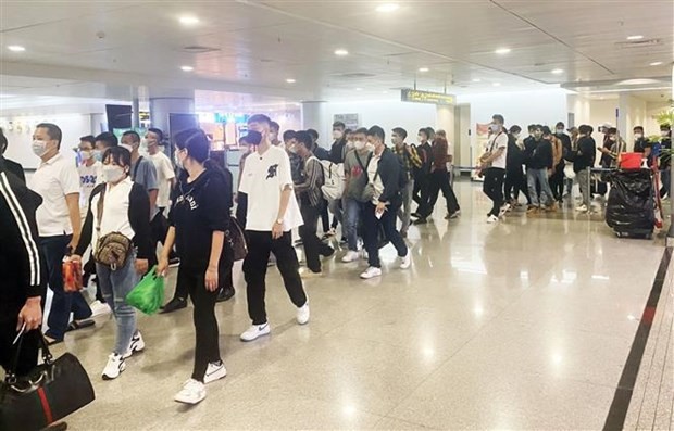 Soixante des citoyens secourus d’un établissement de jeu aux Philippines retournent au Vietnam. Photo : VNA.