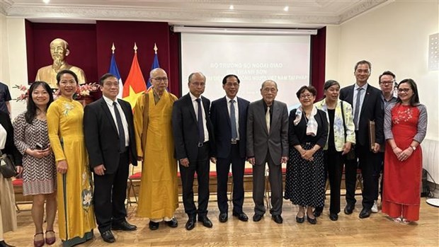 Le ministre vietnamien des Affaires étrangères, Bui Thanh Son, rencontre la communauté vietnamienne en France. Photo : VNA