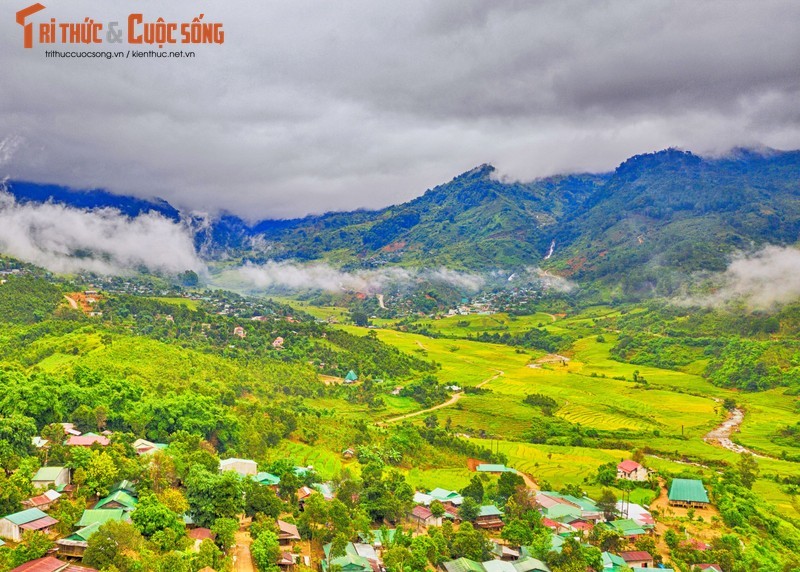 La culture du peuple Xo Dang couvre les arts visuels, dont un style architectural typique des maisons communales et les instruments de musique traditionnelle, les chants et les danses folkloriques. Photo : Tri thuc & Cuôc sông.