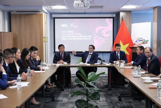 Rencontre entre le Premier ministre vietnamien, Pham Minh Chinh (au milieu), et des membres du Réseau d'innovation du Vietnam aux États-Unis. Photo : VNA.