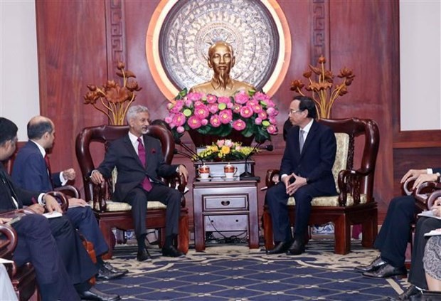 Le secrétaire du Comité du Parti de Hô Chi Minh-Ville, Nguyên Van Nên (à droite), et le ministre indien des Affaires étrangères, Subrahmanyam Jaishankar. Photo : VNA. 